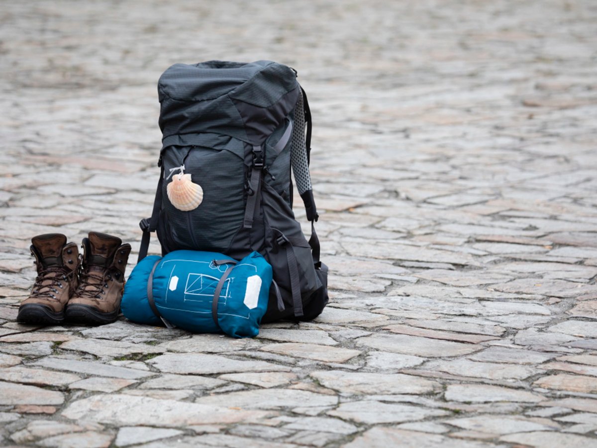 Mochila de peregrino en la plaza del Obradoiro
